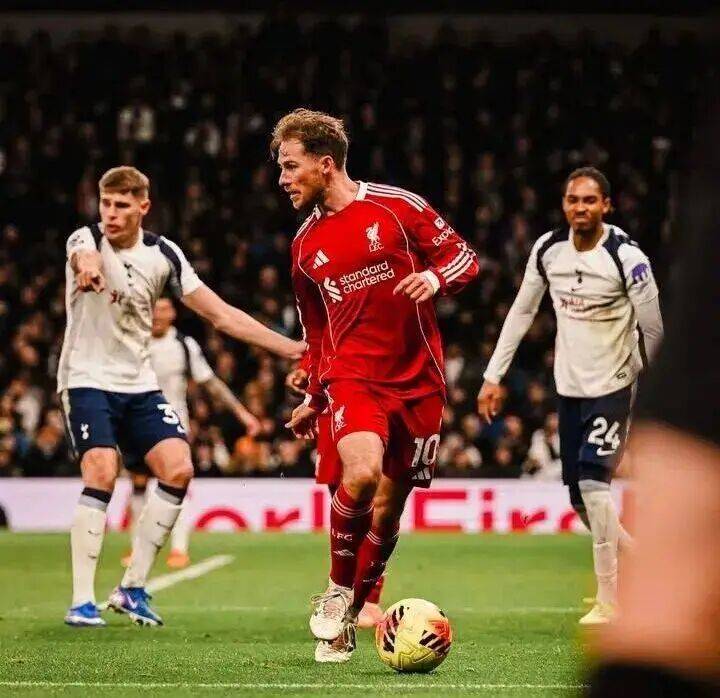 11打9也会逆风！斯洛特用废巨星阵容，利物浦惨胜热刺真靠运气？