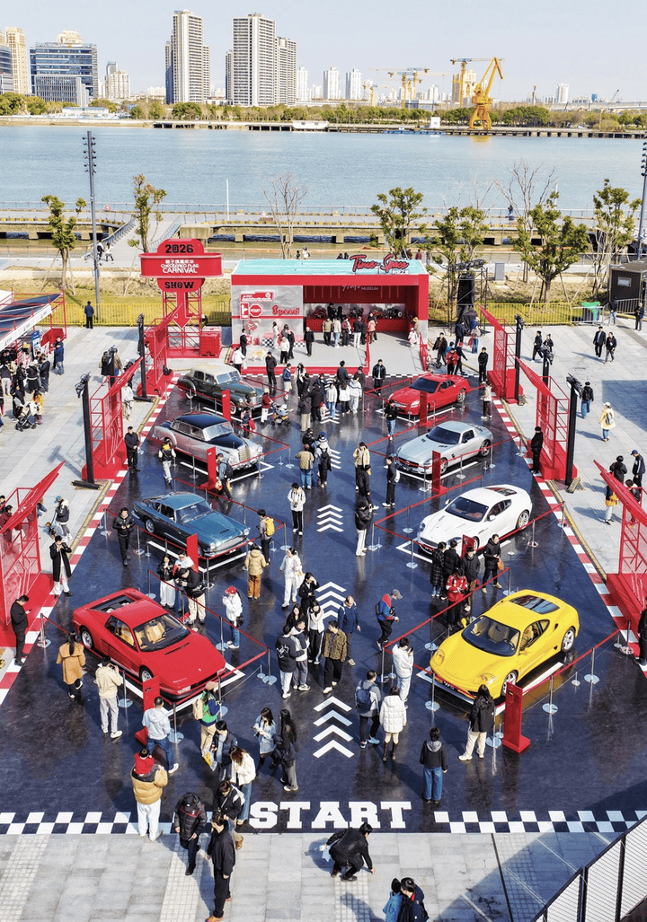 从《飞驰人生》到飞驰人生：2026格子旗嘉年华启幕 经典F1战车亮相西岸